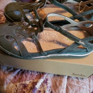 Women's NWT Jambu shoes
